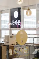 감성적인 골드 사인의 모던 일식당 윈도우 디자인